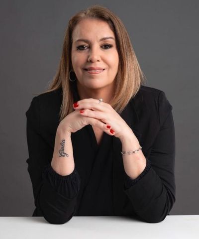 ANA PAULA VILLAR Advogada registrada na OAB/RJ sob o nº 93.269, com sólida experiência em Família, Sucessões, Relações de Consumo e Superendividamento, atuando com excelência ao oferecer soluções jurídicas eficazes e personalizadas para seus clientes. Possui Pós-graduação em Responsabilidade Civil pela Universidade Cândido Mendes (2008).
Ao longo da carreira, adquiriu vasta experiência em renomados escritórios de advocacia, incluindo Marinho & Menezes Advogados Associados, Pedroso, Almeida, Cervieri, Pronto, Viana e Stewart Advogados Associados, Alexandre Magalhães Advogados Associados e Ferreira & Ferreira Advogados Associados.