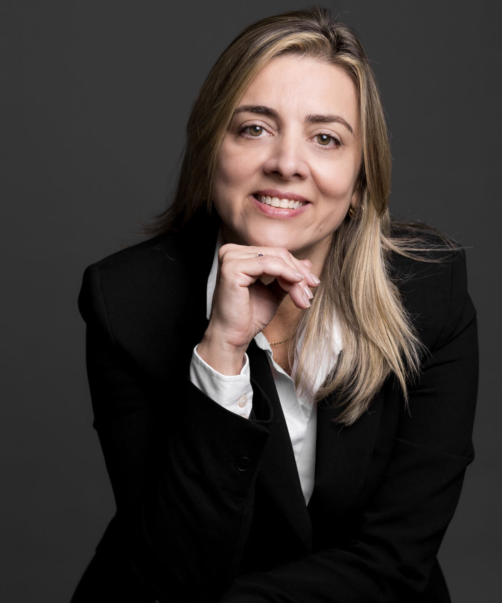 Flávia de Azevedo Advogada registrada na OAB/SP sob o nº 416.993, com ampla experiência em Família, Sucessões, Contratos, Licitações, Consultivo, Relações de Consumo e Superendividamento. Possui MBA em Gestão Empresarial pela Fundação Getúlio Vargas – SP e Pós-graduação em Gestão de Sistemas e Serviços de Saúde pela FIOCRUZ.
Desempenhou funções estratégicas como Gestora de Contratos e Licitações nos seis Hospitais Federais do Rio de Janeiro, vinculados ao Departamento de Gestão Hospitalar do Ministério da Saúde, e como Gerente de Projetos de Gestão em Saúde pela FIOCRUZ. Atualmente, atua como Advogada Consultora Corporativa, oferecendo soluções jurídicas personalizadas e eficazes.
Idiomas: Inglês.